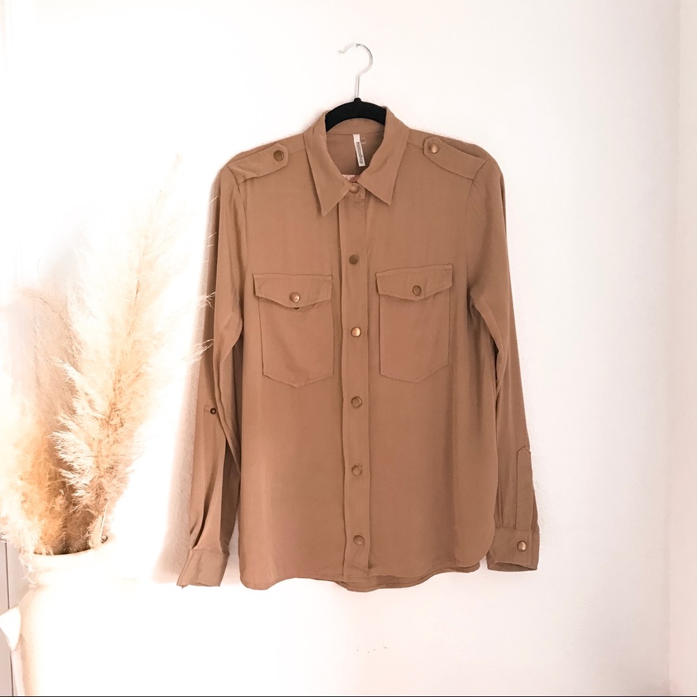 ✨|🎉HOST PICK🎉| Tan Utility Button Up - Picture 3 of 8